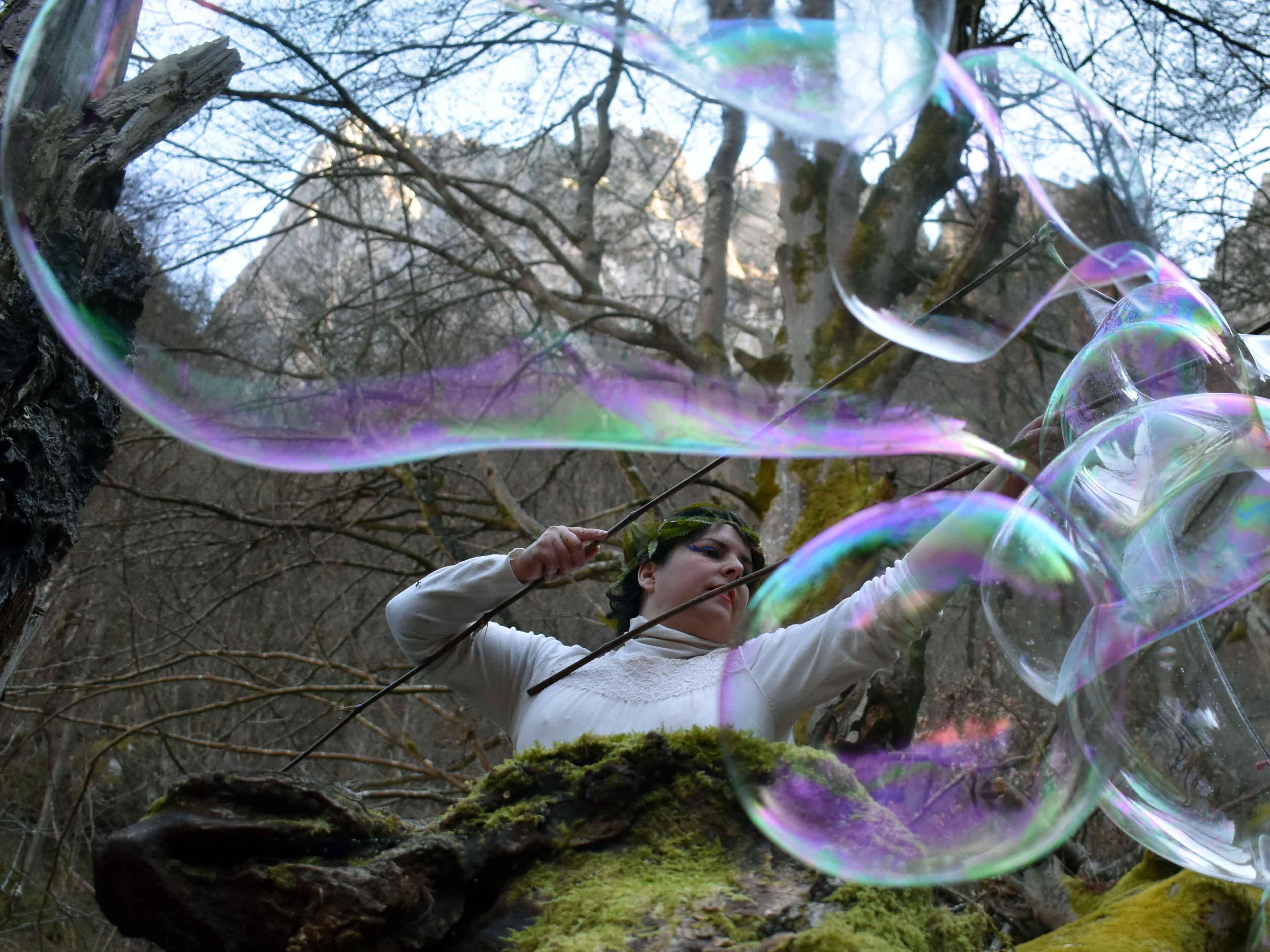 burbujas gigantes en el bosque